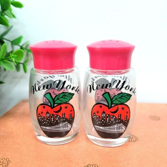Vintage New York “Big Apple” Salt & Pepper Shakers 🌆🍎 - Picture 1 of 7